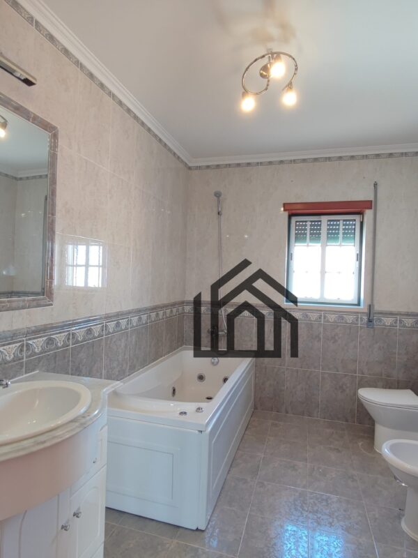 1740655954902 1740655954902