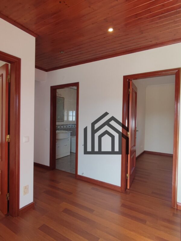 1740655954989 1740655954989